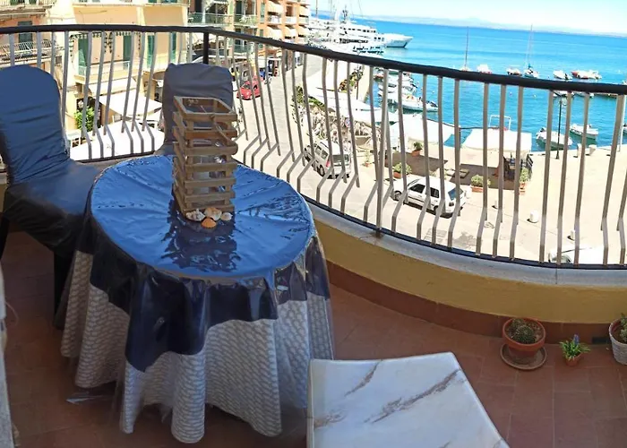 Ampio Monolocale Con Balcone Fronte Mare